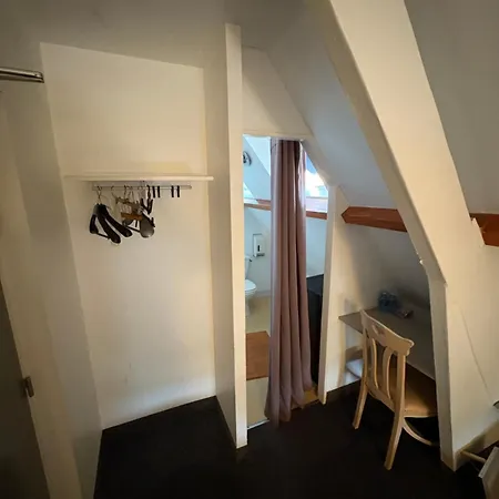La Chaumiere Hotel *